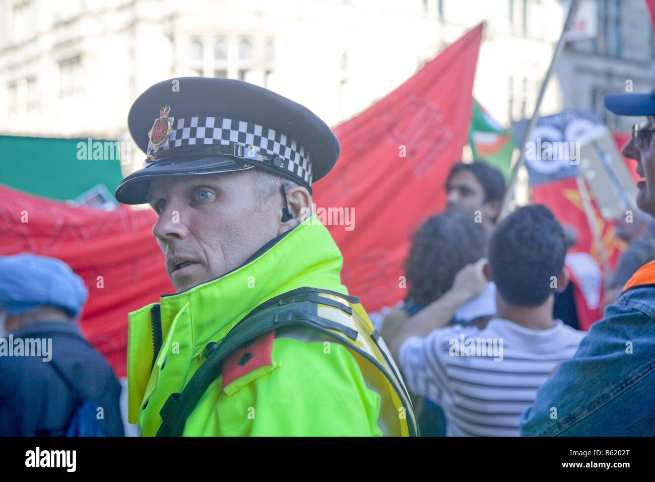 Polizist am Friedensmarsch, Manchester, UK Stockfoto