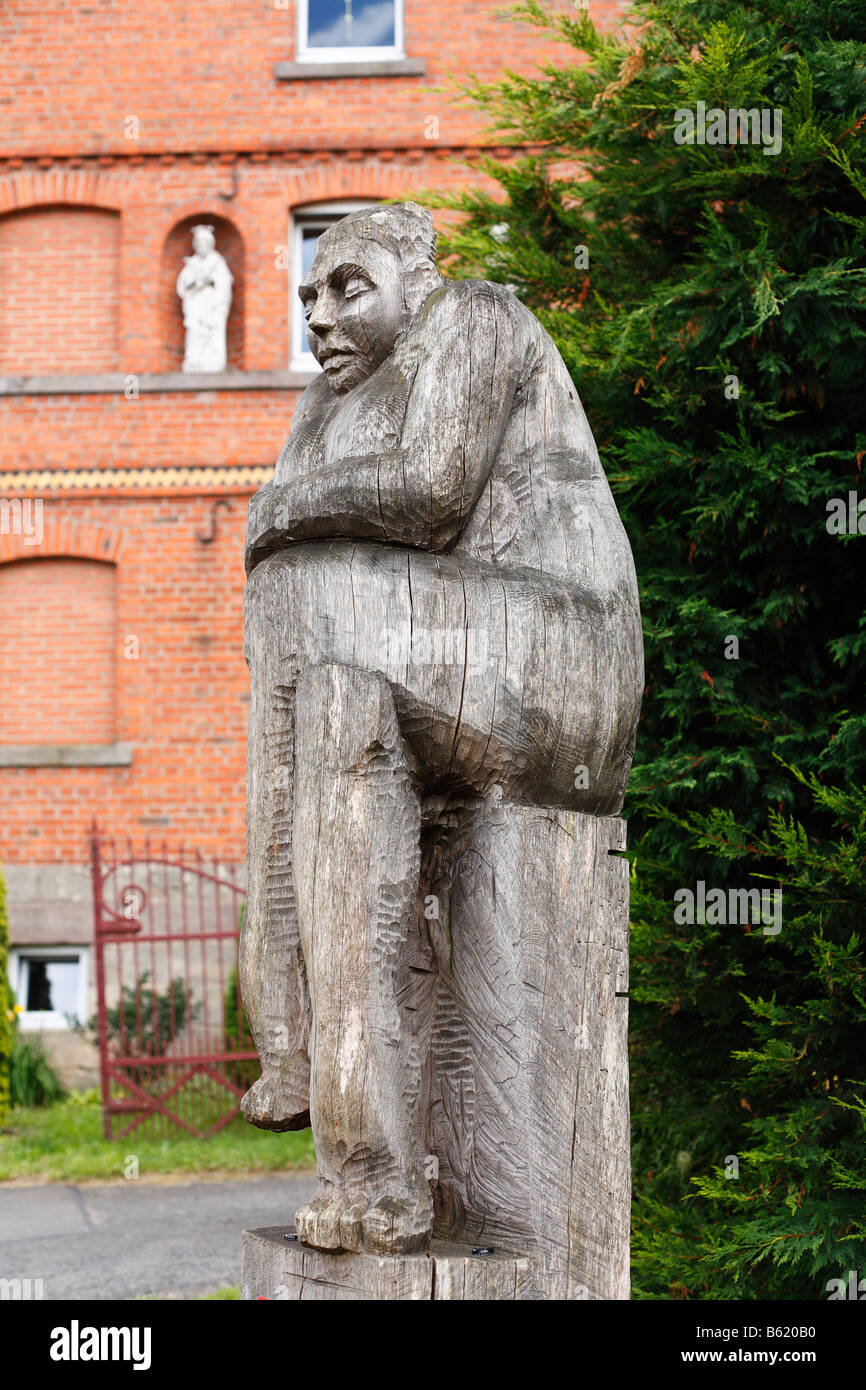 Hölzerne Kunstwerk in Kleinsassen, Hofbieber Gemeinde, Rhön, Hessen, Deutschland, Europa Stockfoto