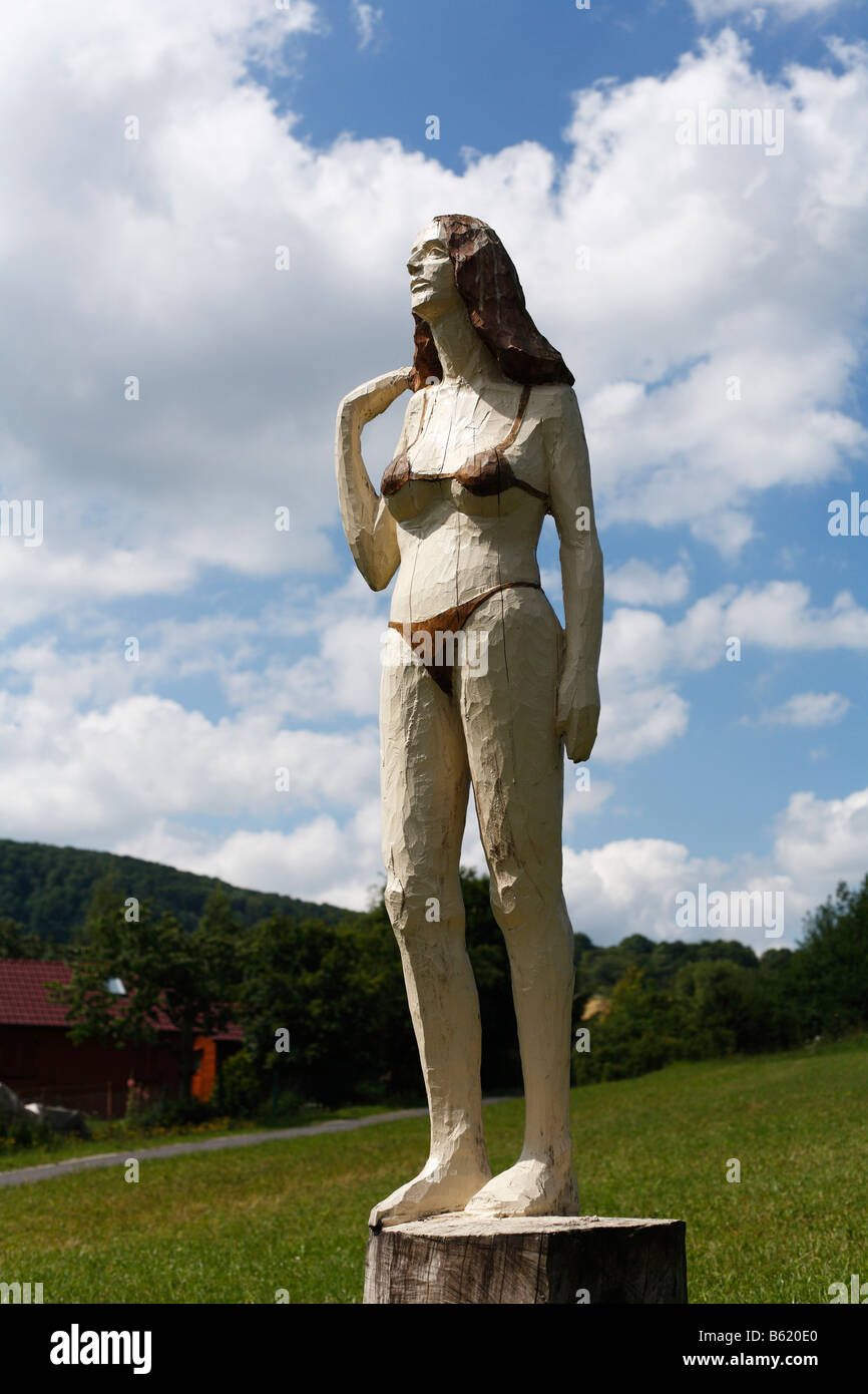 Frau im Bikini geschnitzt aus Holz, Kunstwerke in der Holzschnitzerei Stadt Empfertshausen, Rhön, Thüringen, Deutschland, Europa Stockfoto