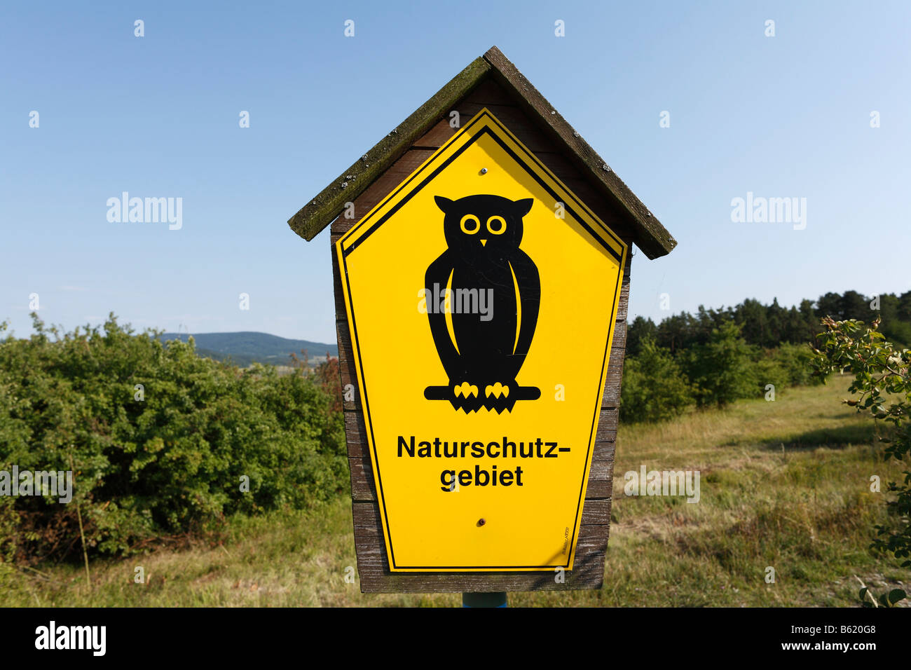 Gelbes Schild mit der Eule, "Naturschutzgebiet", Rhön, Thüringer Grenze Streifen, Deutschland, Europa Stockfoto