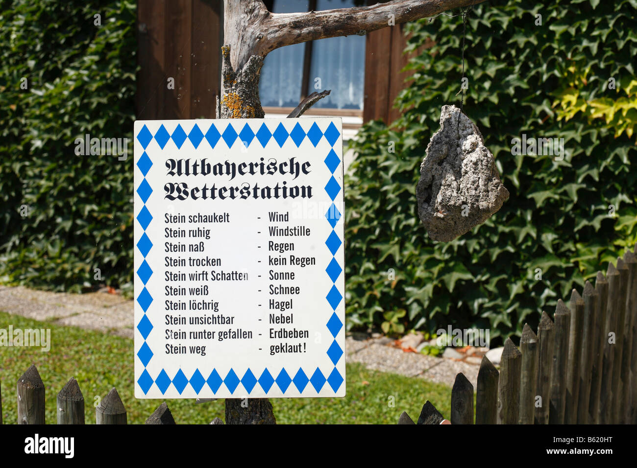 Historische bayerische Wetterstation mit einem hängenden Stein, Oberbayern,  Deutschland, Europa Stockfotografie - Alamy