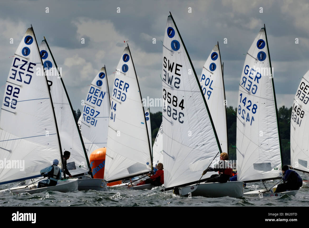 Segelboote im Wettbewerb bei einer Regatta in Schilksee, Kieler Woche 2008, Kiel, Schleswig-Holstein, Deutschland, Europa Stockfoto