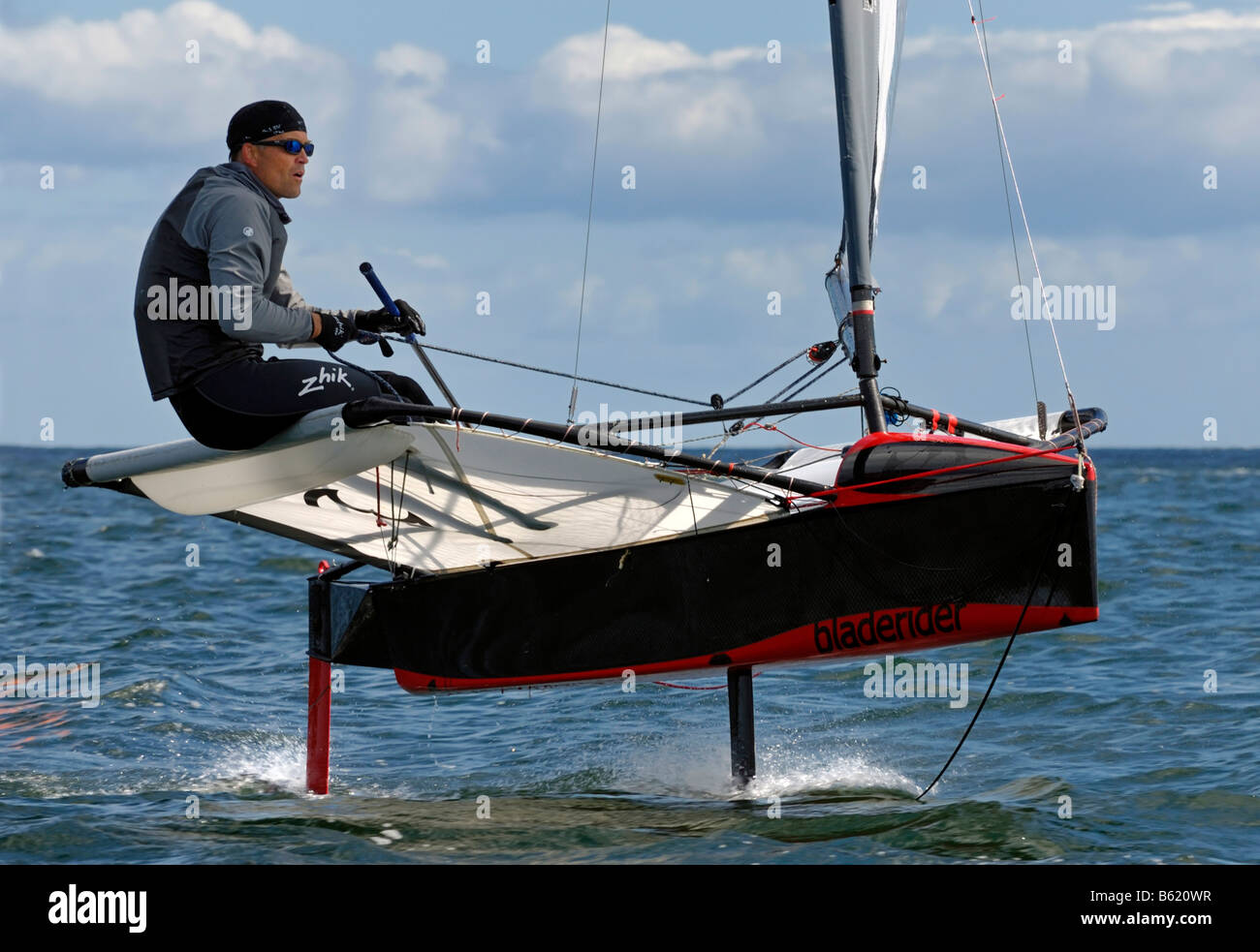 Regattasegler von der 'International Moth Class'-Segelklasse vor Stadtteil Schilksee, Kieler Woche 2008, Kieler Förde, Stockfoto