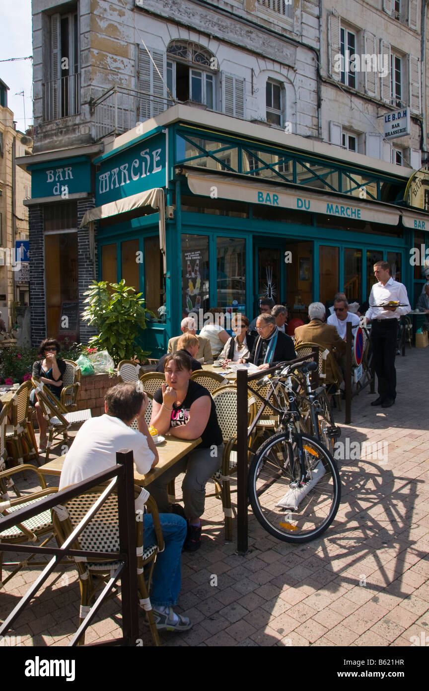 Open-Air-Café im Zentrum von Niort Deux Sèvres Frankreich Stockfoto