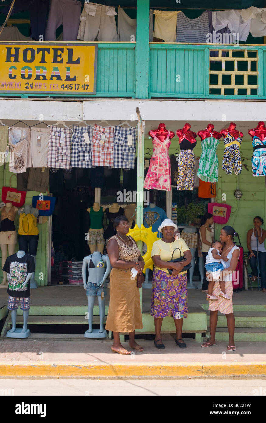 Frauen stehen vor einem Geschäft in Coxen Hole, Hauptstadt, Roatan, Bay Islands, Honduras, Mittelamerika Stockfoto