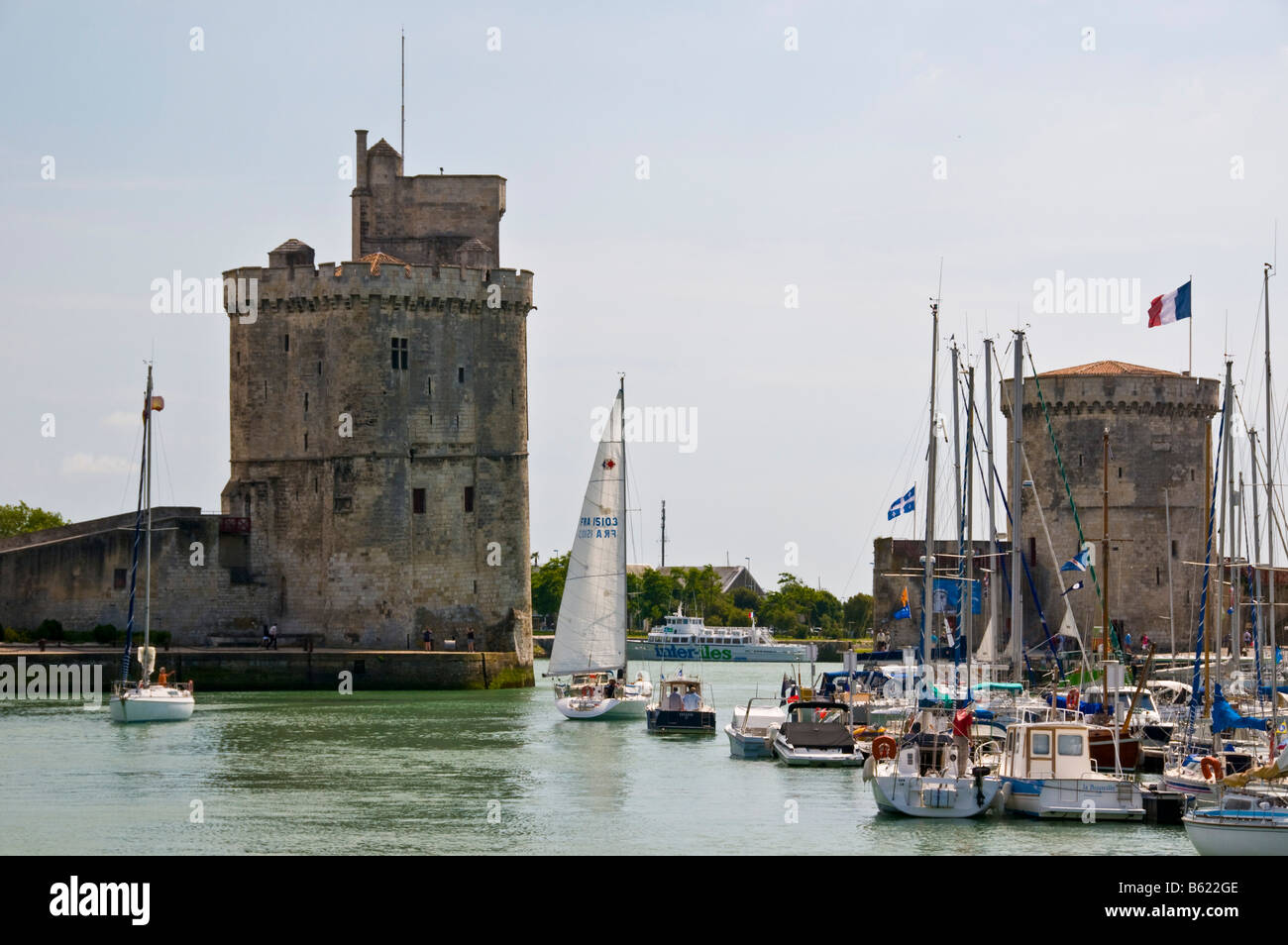 Die Türme von St. Nikolaus und La Chaine am Eingang zum alten Hafen von La Rochelle Charente Maritime France Stockfoto