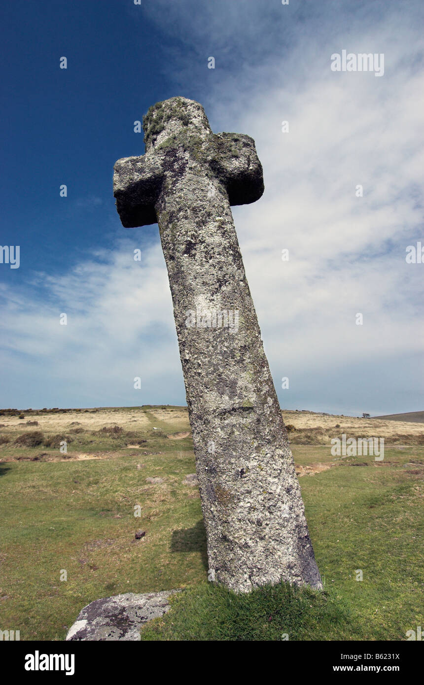 Ein altes steinernes Kreuz auf Dartmoor Stockfoto