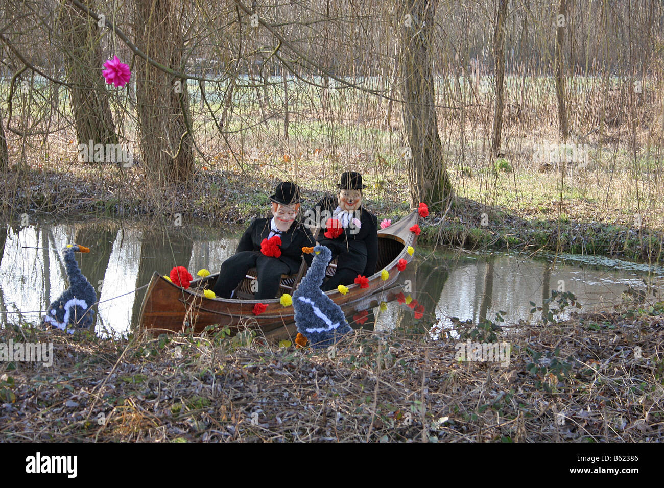 Szene-Laurel & Hardy auf Ruderboot, St Vincent Festival, in der Nähe Villy Chablis, Burgund, Frankreich. Horizontale. 50508 Chablis2005 Stockfoto