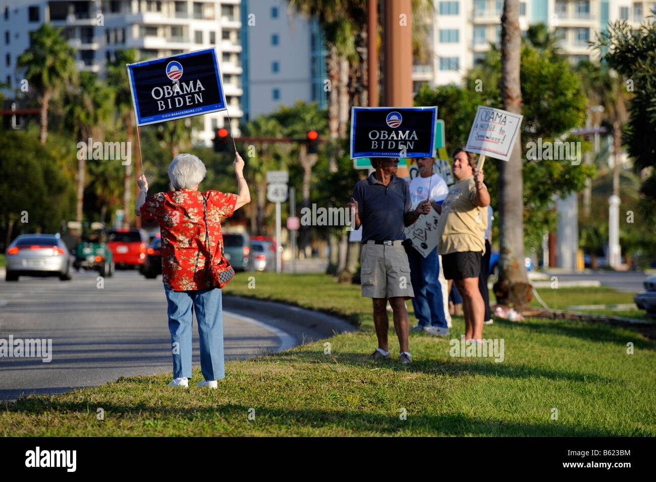 Fans zeigen Anzeichen für Barack Obama für das Präsidentenamt an stark befahrenen Straße Stockfoto
