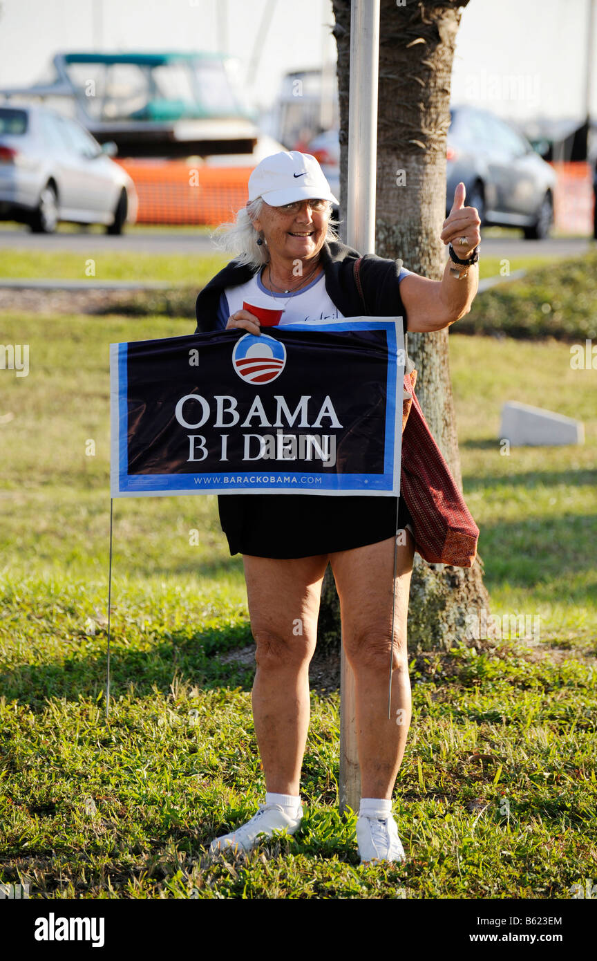 Weiblichen Senioren Unterstützer zeigt Anzeichen für Obama zum Präsidenten an stark befahrenen Straße Stockfoto