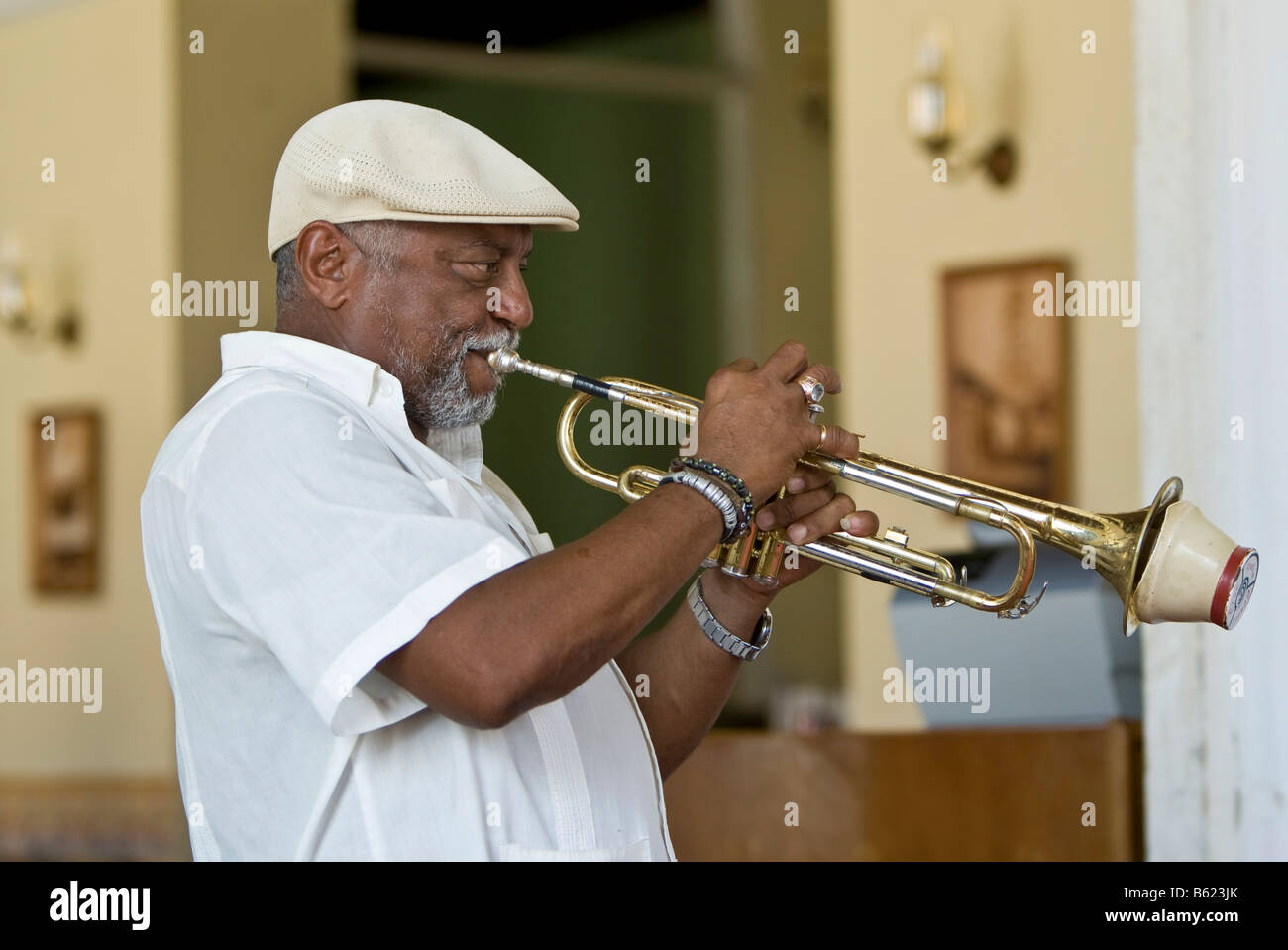 Kubanischer Jazzmusiker spielen in einem Restaurant, Plaza Mayor, Trinidad, Sancti Spíritus Provinz, Kuba, Lateinamerika Stockfoto