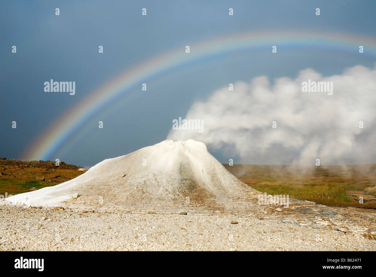 Oeskjuholt, eine dampfende Calc-Sinter-Hügel, die aussieht wie ein Mini-Vulkan, unter einem Regenbogen Hveravellir, Island, Europa Stockfoto