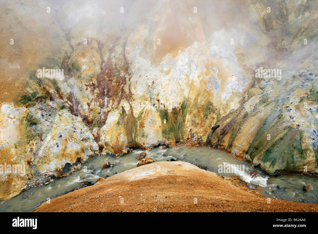 Hügel von Mineralien und bunten Rhyolith Bergen unterhalb des Kerlingarfjoell-Gletschers, durchzogen von Bächen, Islan gefärbt Stockfoto