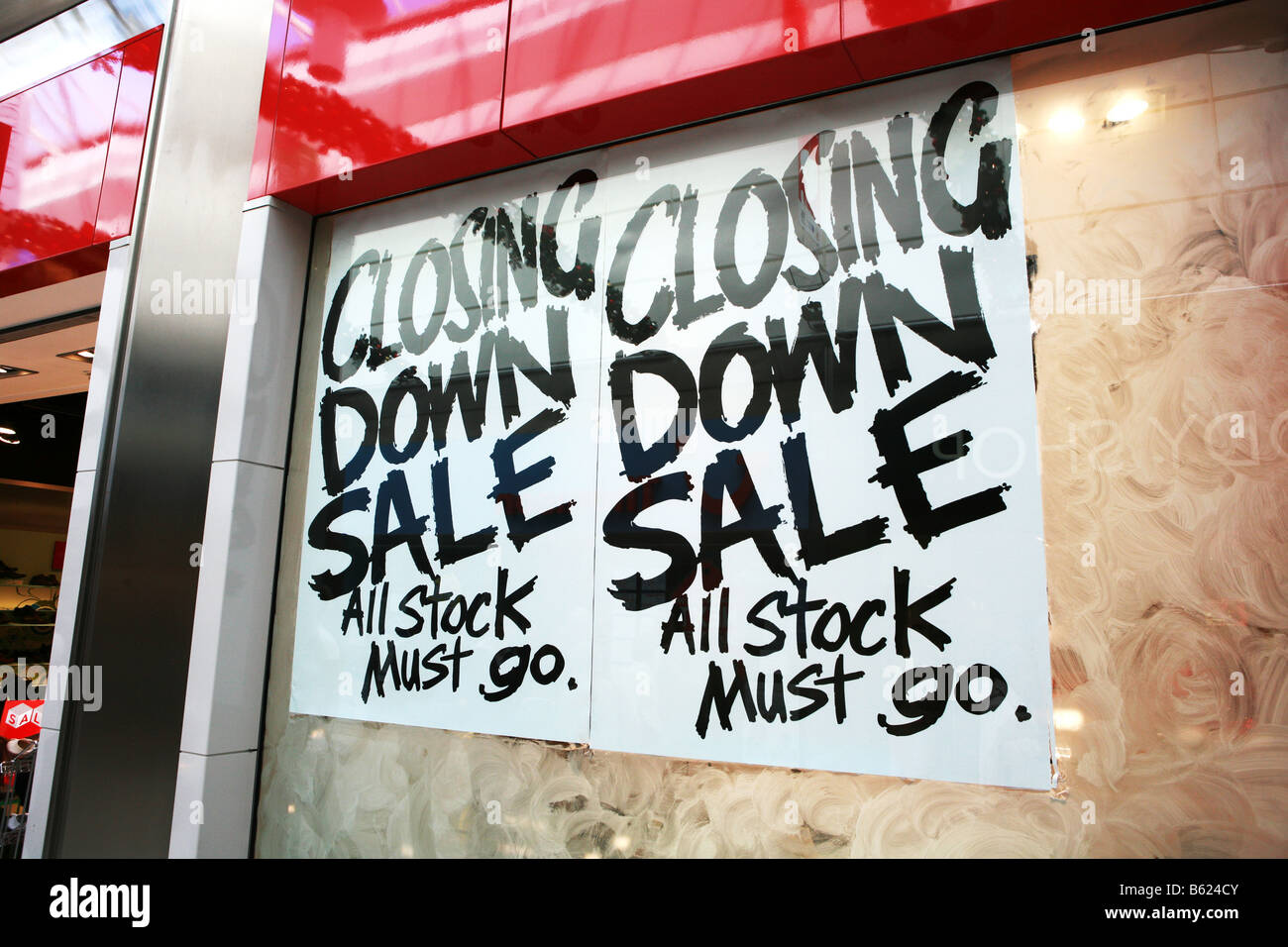 UK Highstreet Einkaufszentrum Einzelhandel Shop Outlet Mall mit Schließung Verkauf muss alle Lager gehen im Fenster Rezession Opfer melden Stockfoto