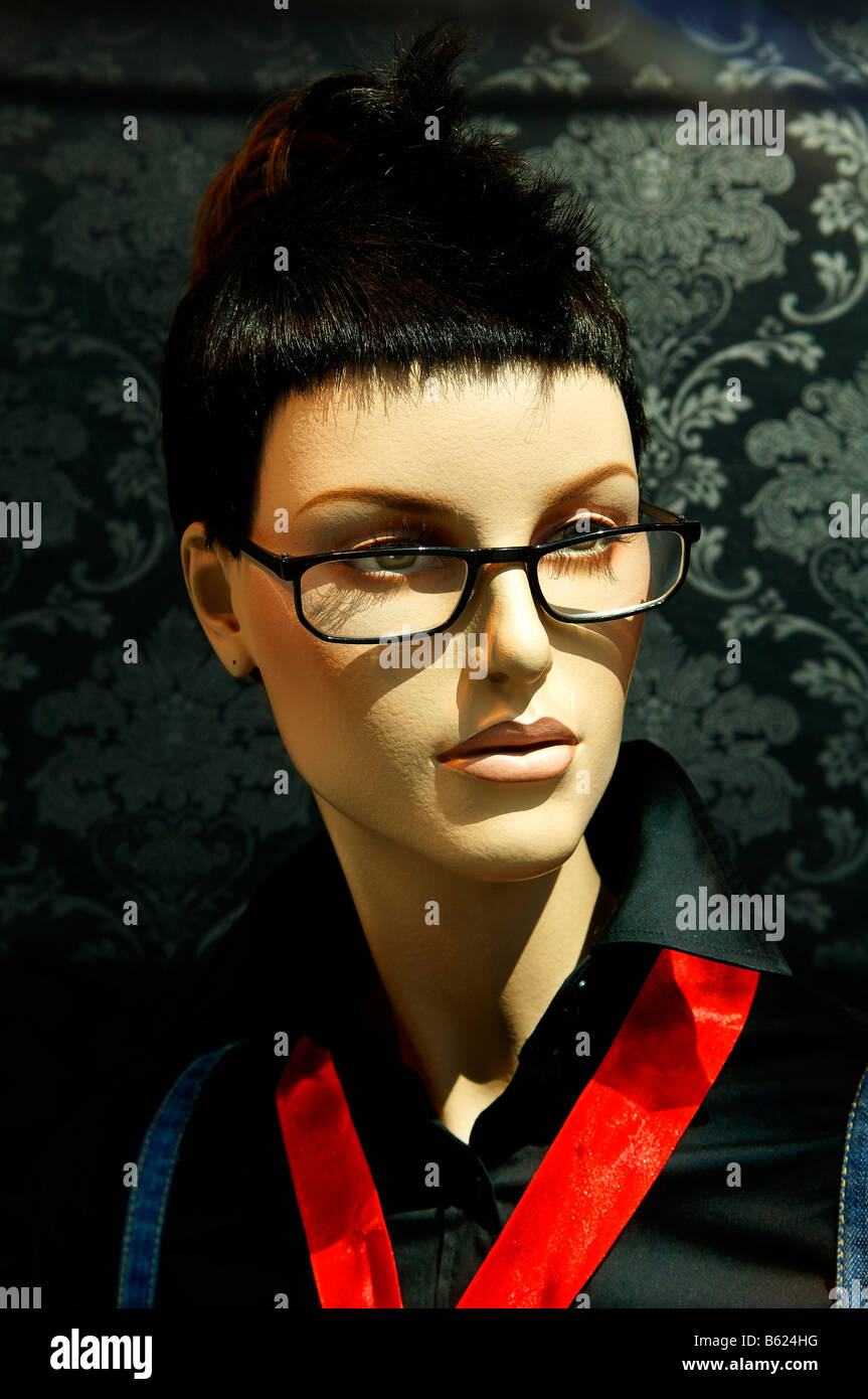 Weibliche Schaufensterfigur mit Brille und kurzen Haaren, Portrait, Berlin,  Deutschland, Europa Stockfotografie - Alamy
