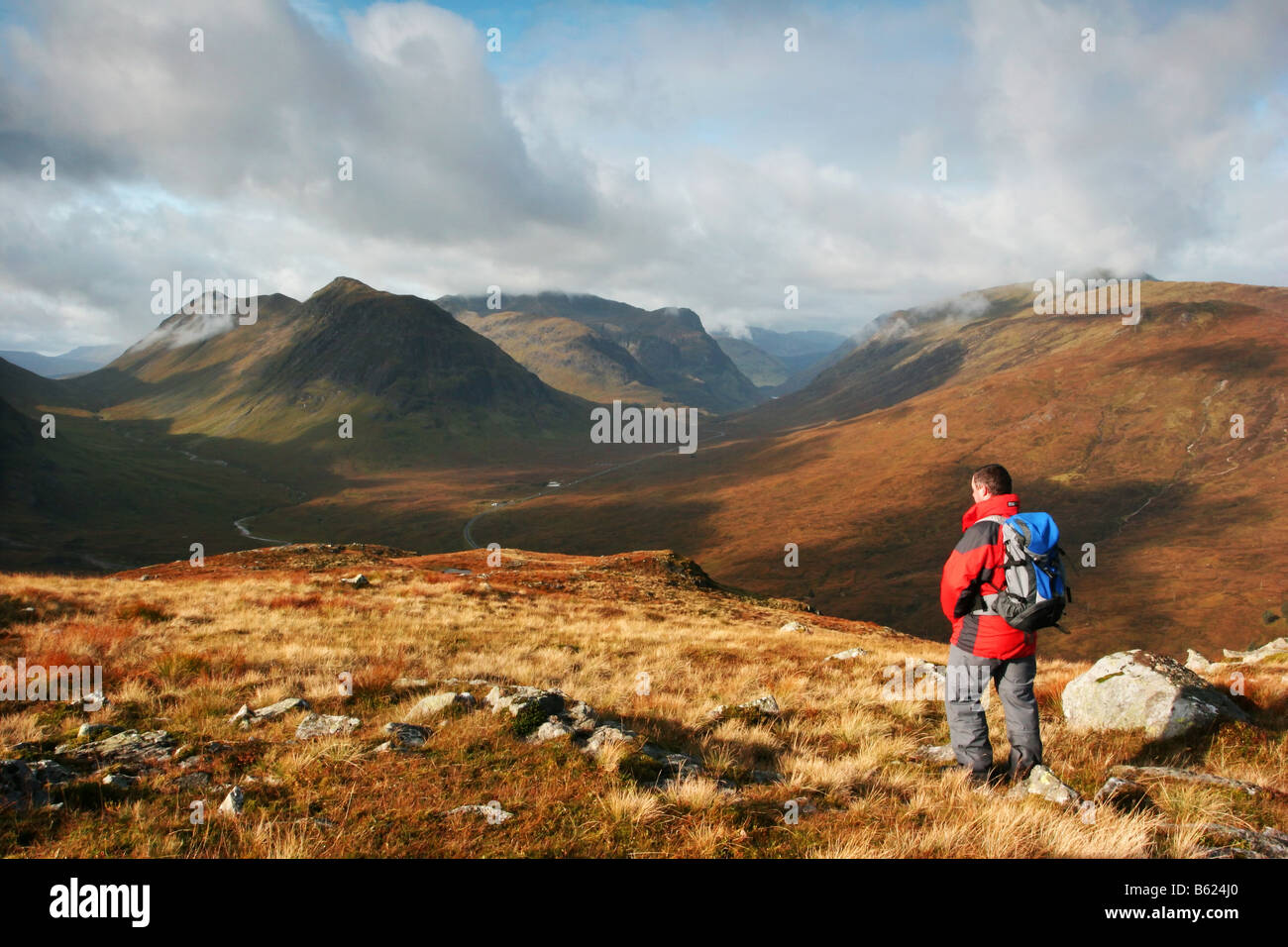 Hillwalker nach Westen hinunter Glen Coe von Beinn ein Chrulaiste Stockfoto