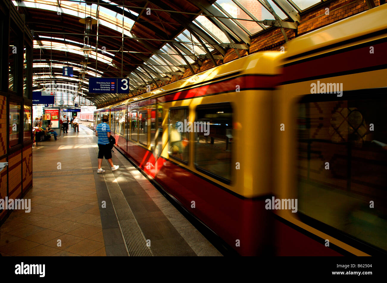 Eingehenden S-Bahn-Zug am Hackescher Markt Bahnhof, Berlin, Deutschland, Europa Stockfoto