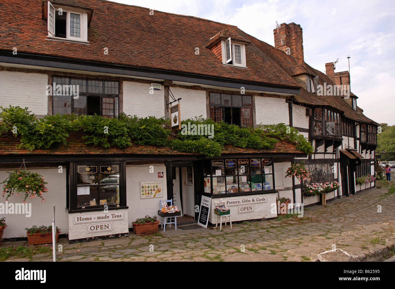 Alte englische halb Fachwerkhäuser mit Dorfläden, Biddenden, Grafschaft Kent, England, Großbritannien, Europa Stockfoto