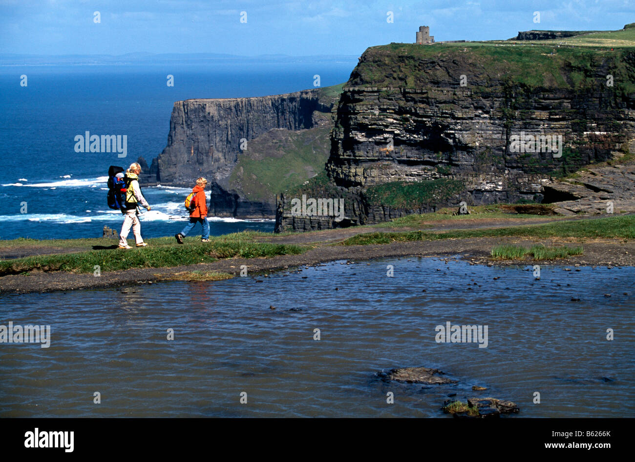 Frau und Kind, Cliffs of Moher, County Clare, Irland, Europa Stockfoto
