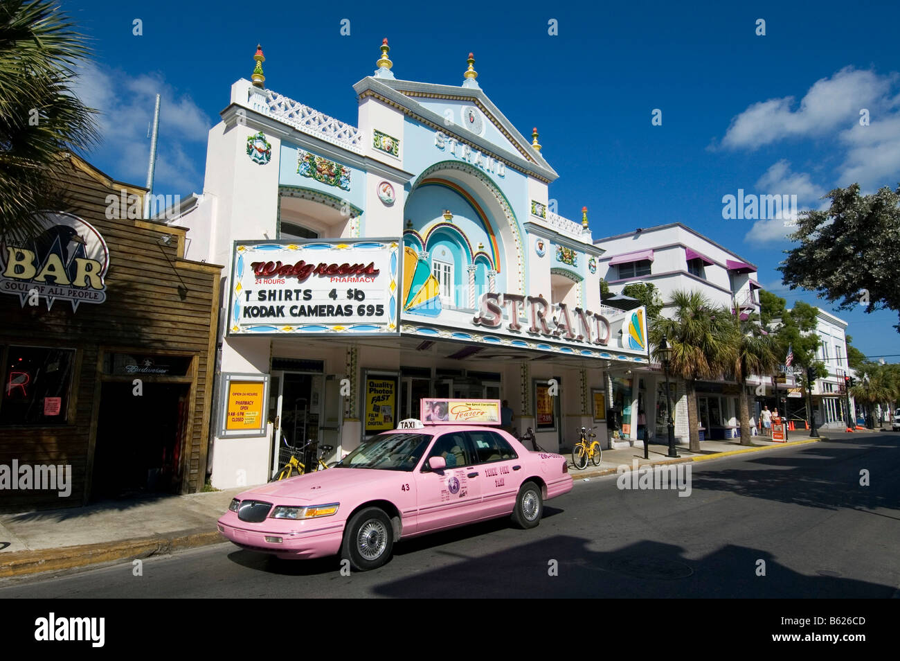 Pink Taxi vorbeifahren Strands Kaufhaus in Key West, Florida, USA Stockfoto