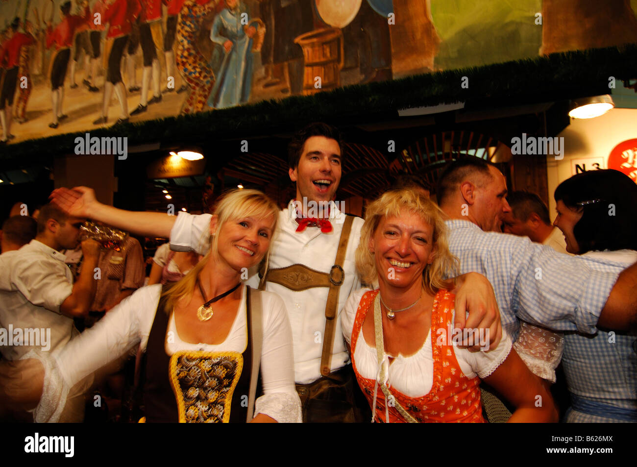 Frauen tragen traditionelle Kleidung, genannt ein Dirndl, Tanz im Bierzelt auf der Wiesn Bierfest oder Wies'n in München Stockfoto