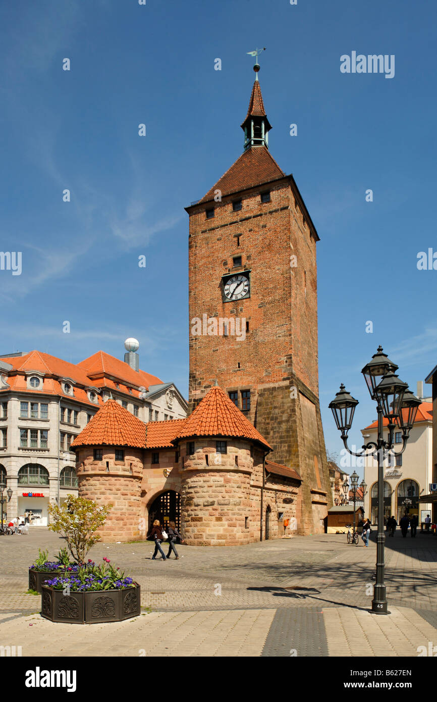 Weisser Turm, weißer Turm, Straßenlaterne, Fußgängerzone, Altstadt, Nürnberg, Franken, Bayern, Mitteldeutschland, Stockfoto