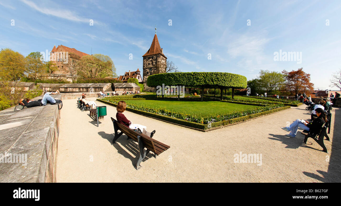 Buergermeistergarden Park, Menschen sitzen auf Bänken, Nürnberger Burg, Altstadt, Nürnberg, Mittelfranken, Bava Stockfoto
