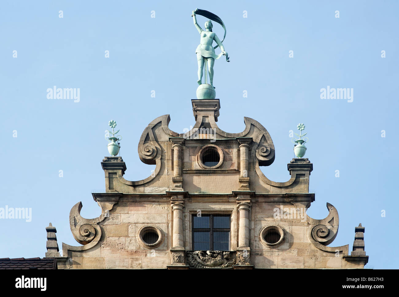 Figur der Fortuna, Fembo-Haus, Giebel, späte Renaissance, historische Innenstadt, Nürnberg, Franken, Bayern, Deutschland, Europa Stockfoto