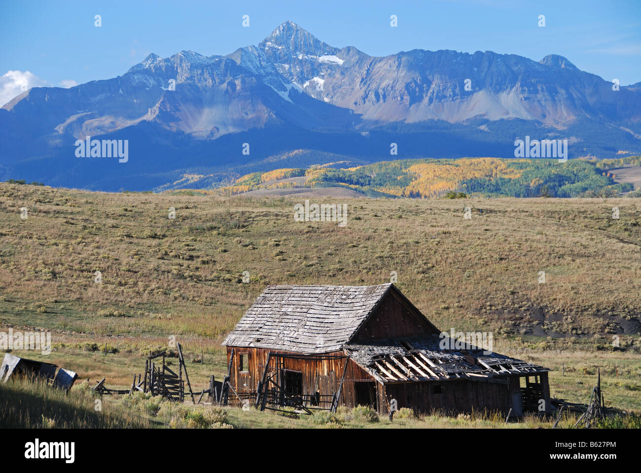 ein Bergbau-Altbau mit Mount Wilson im Hintergrund im Herbst in der Nähe von Telluride, colorado Stockfoto