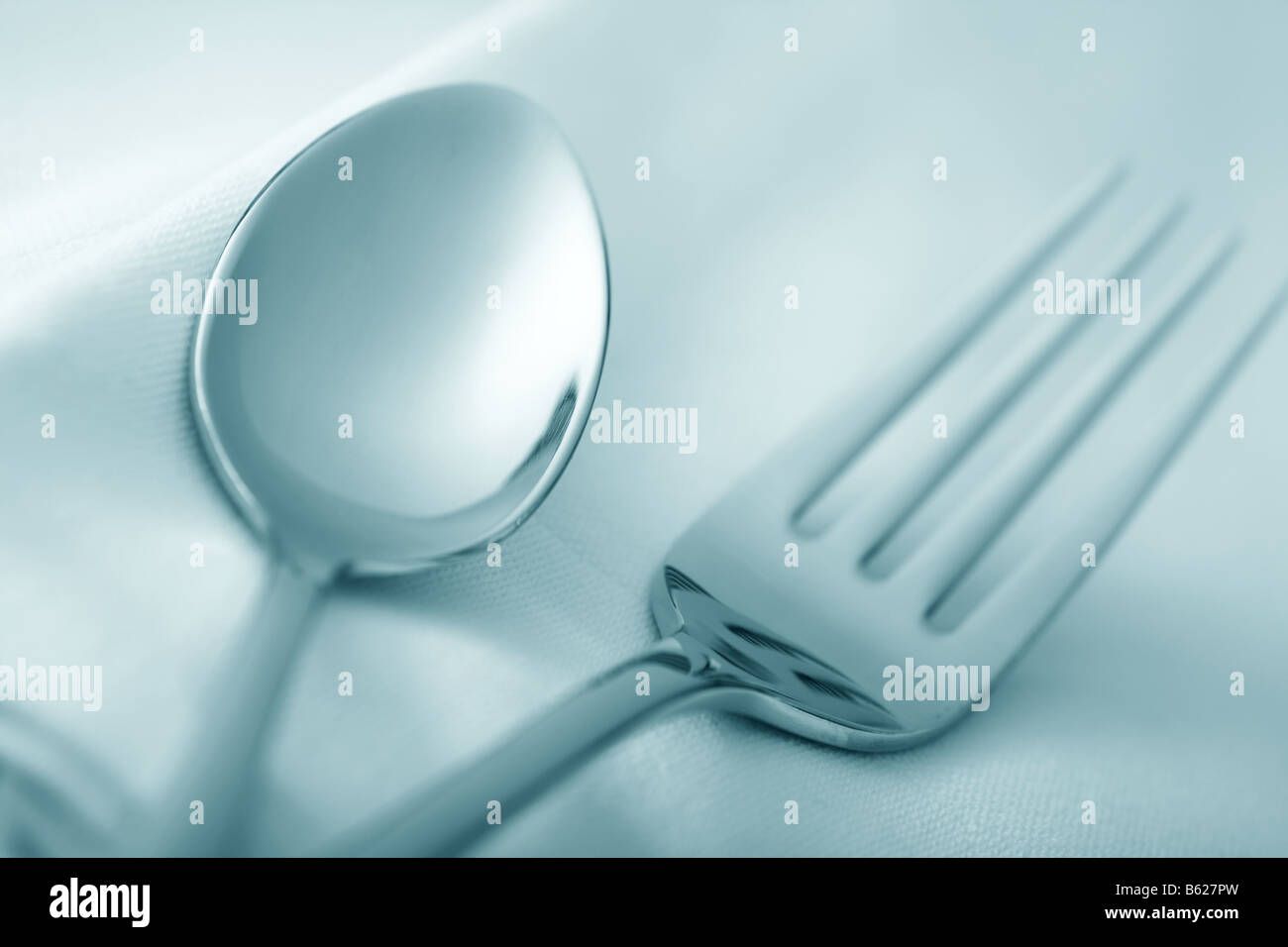 silberne Teelöffel und Gabel Stockfoto