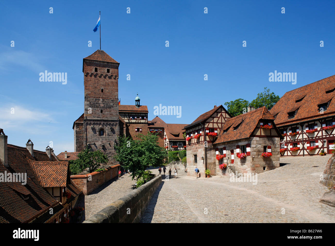 Nürnberger Burg oder Kaiserburg, Vordergrund-Gericht, Heidenturm Tower, tiefen Brunnen, Fachwerkhäusern, historischen Zentrum der Stadt Nürnberg, Stockfoto