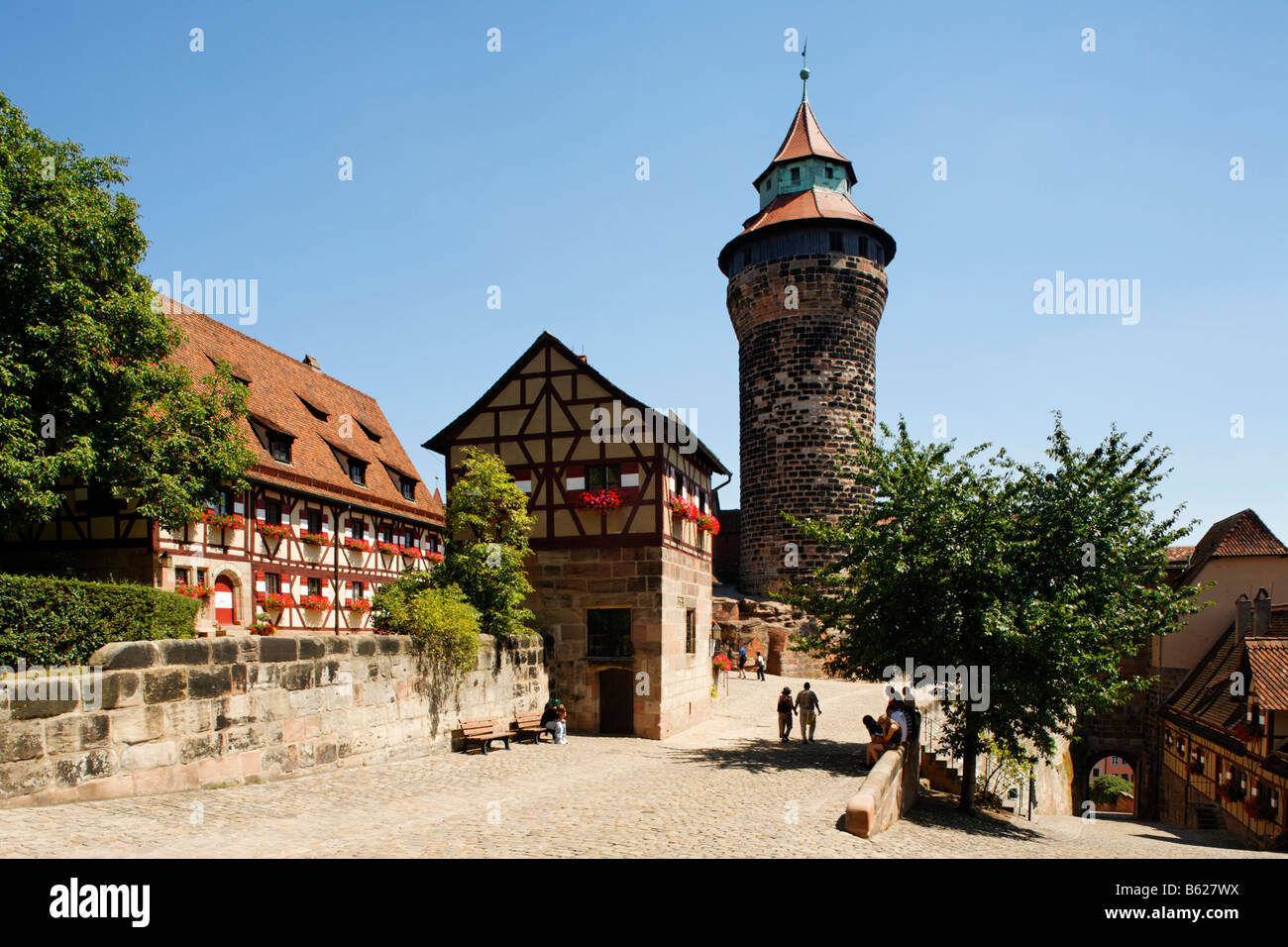 Nürnberger Burg oder Kaiserburg, Vordergrund-Hof, Fachwerk Häuser, Tiefbrunnen, Sinnwellturm Turm, Altstadt, Nurember Stockfoto