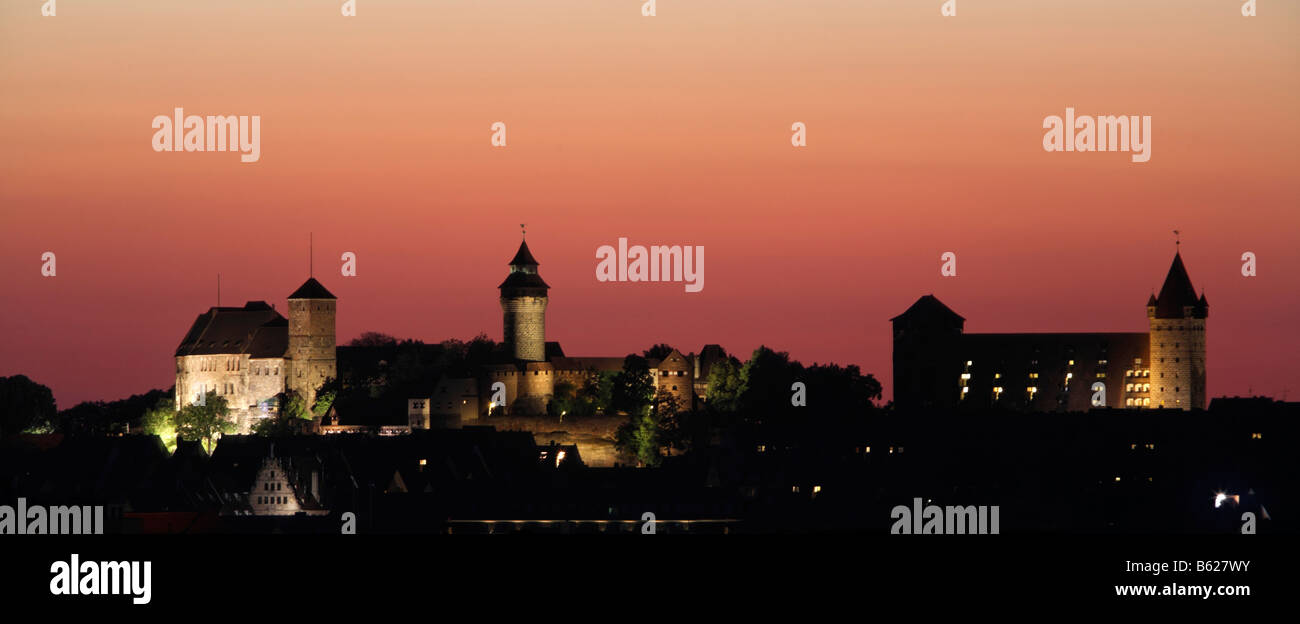 Nürnberger Burg, Kaiserburg Panorama, Giebel der Fembohaus, ehemaligen kaiserlichen Hofstallungen, jetzt Jugendherberge eine, rot beleuchtet Stockfoto