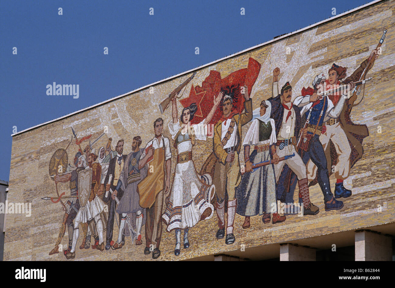 National Museum of History, mit der albanischen siegreich Geschichte Mosaik Fassade, Tirana, Albanien, 1992 Stockfoto