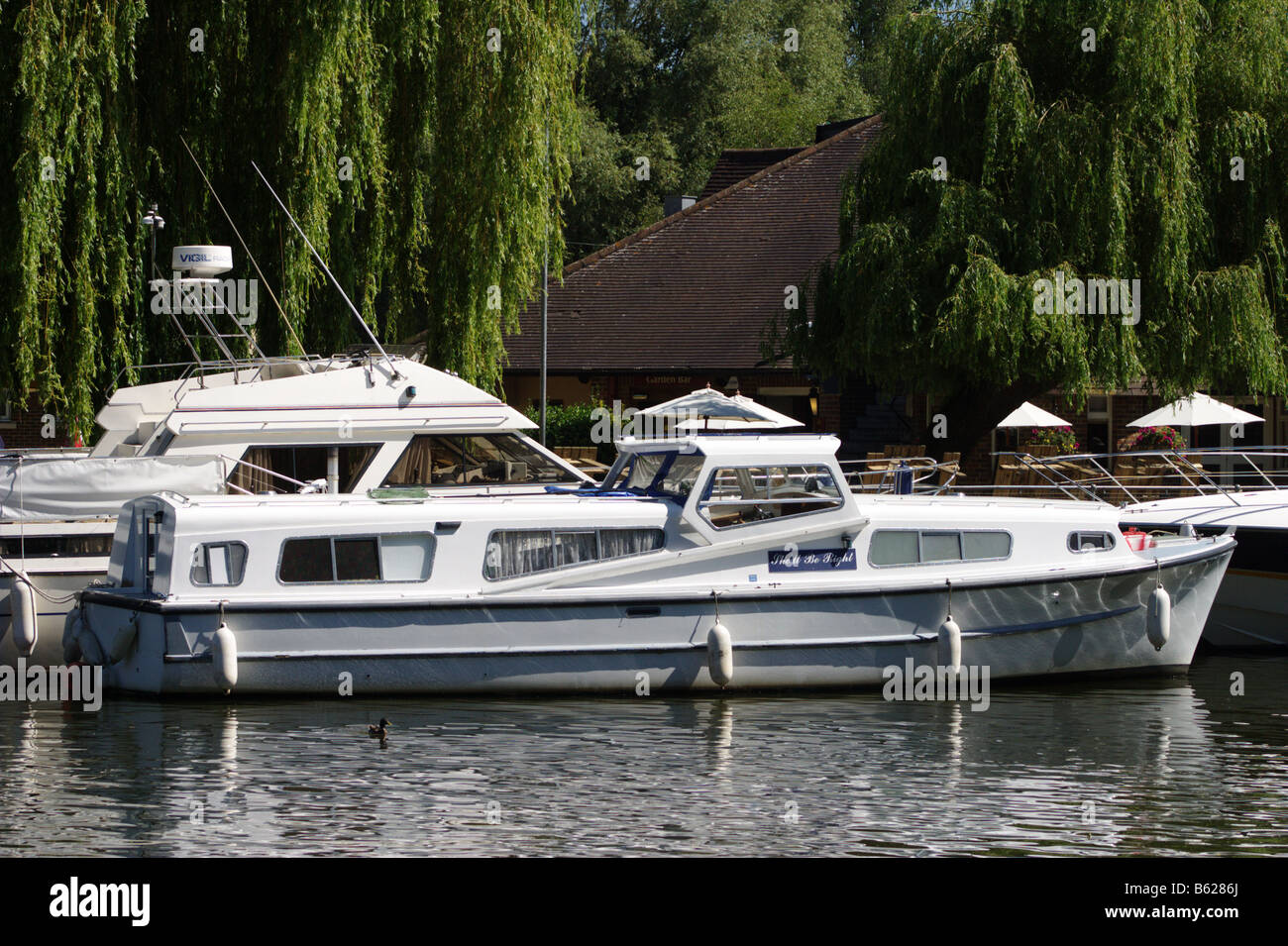 gefesselt vor Anker, Festmacher Boot Schiff Schiff Sportboote Stockfoto