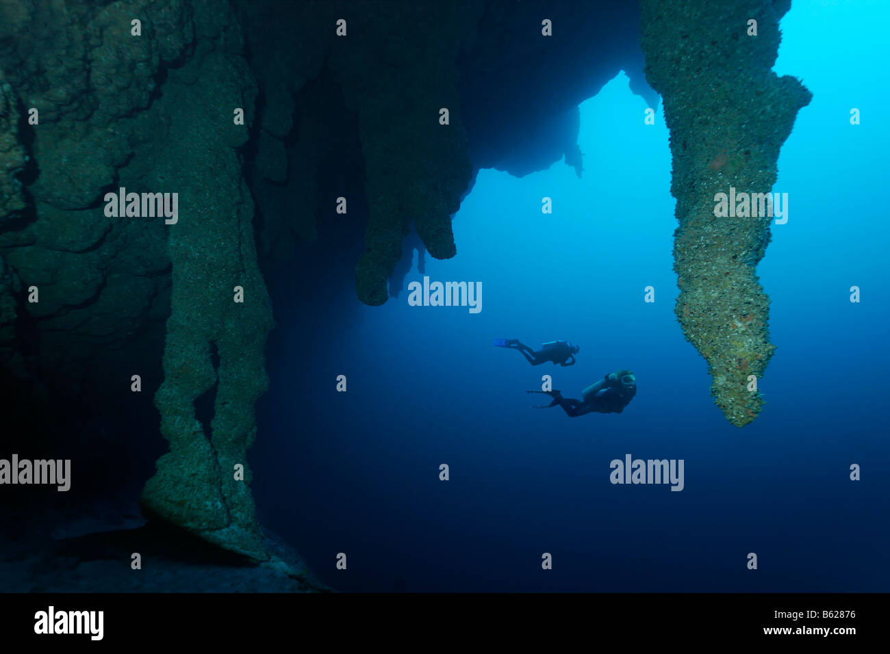 Zwei Taucher Untersuchung der Blue Hole Nationalmonument, ehemalige Höhle mit enormen Stlactites und Stalagmiten in einer Tiefe von 45m Stockfoto
