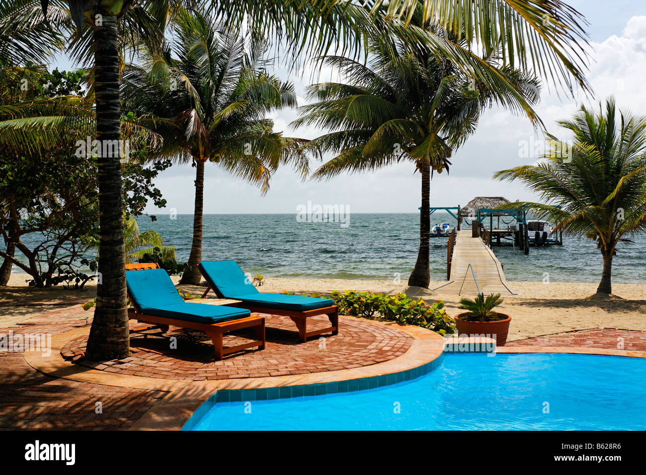 Liegestühlen, Schwimmbad, Strand und Kai, Hamanasi Hotel, Hopkins, Dangria, Belize, Mittelamerika, Karibik Stockfoto