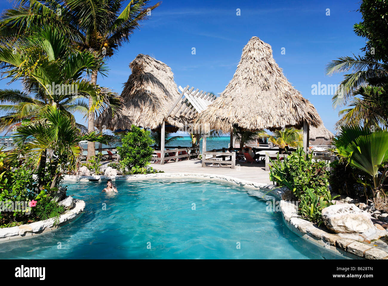 Swimmingpool des Hotels mit Blick auf den Ozean, San Pedro, Ambergris Cay Insel, Belize, Zentralamerika, Karibik Stockfoto