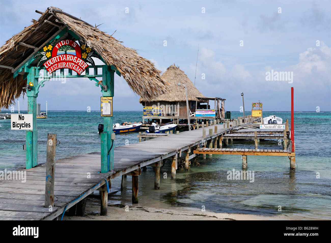 Restaurant am Ende eines Piers in das Meer von San Pedro, Ambergris Cay Insel, Belize, Mittelamerika, Karibik Stockfoto