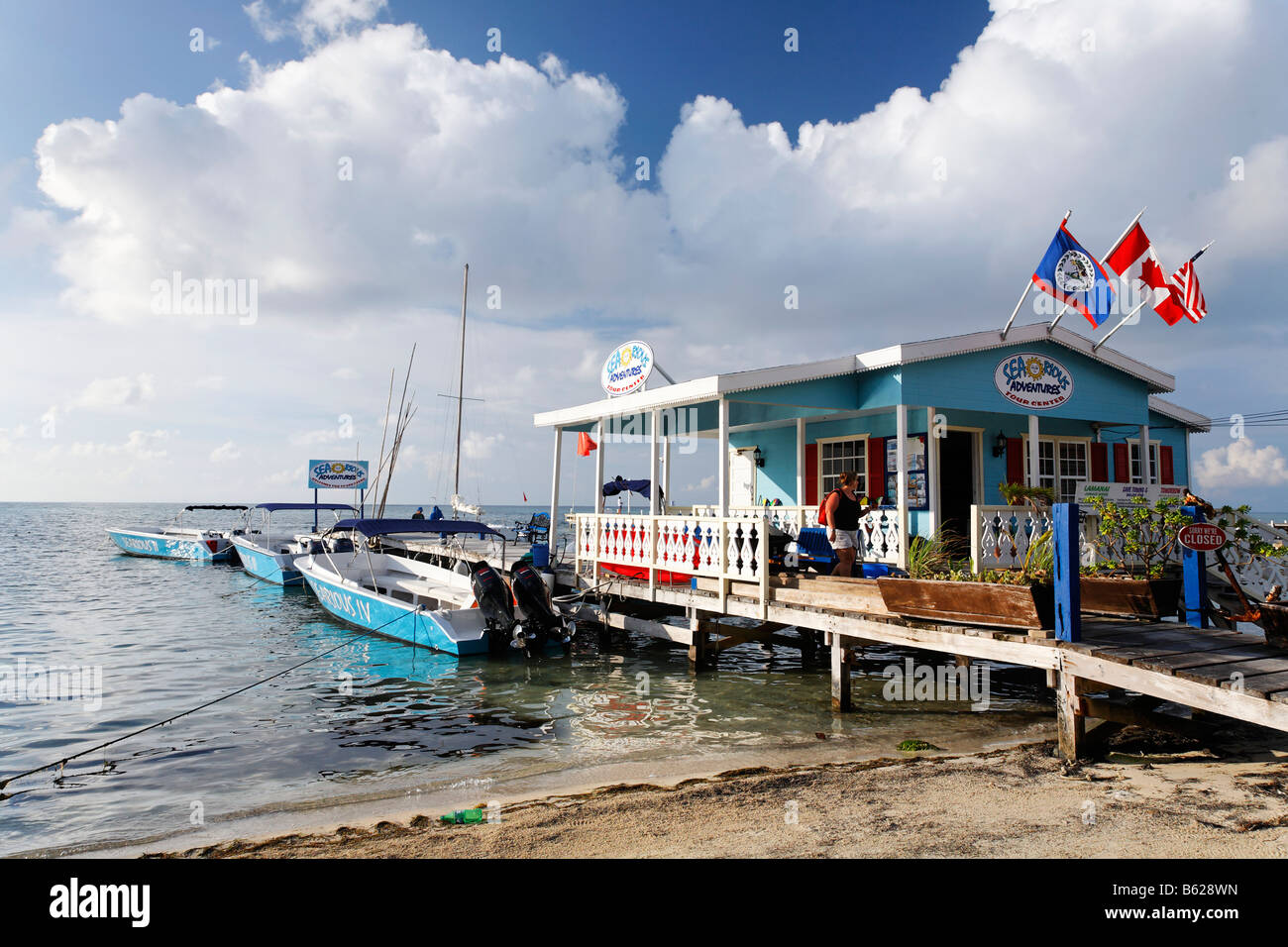 Restaurant auf einer Mole im Meer von San Pedro, Ambergris Cay Insel, Belize, Mittelamerika, Karibik Stockfoto