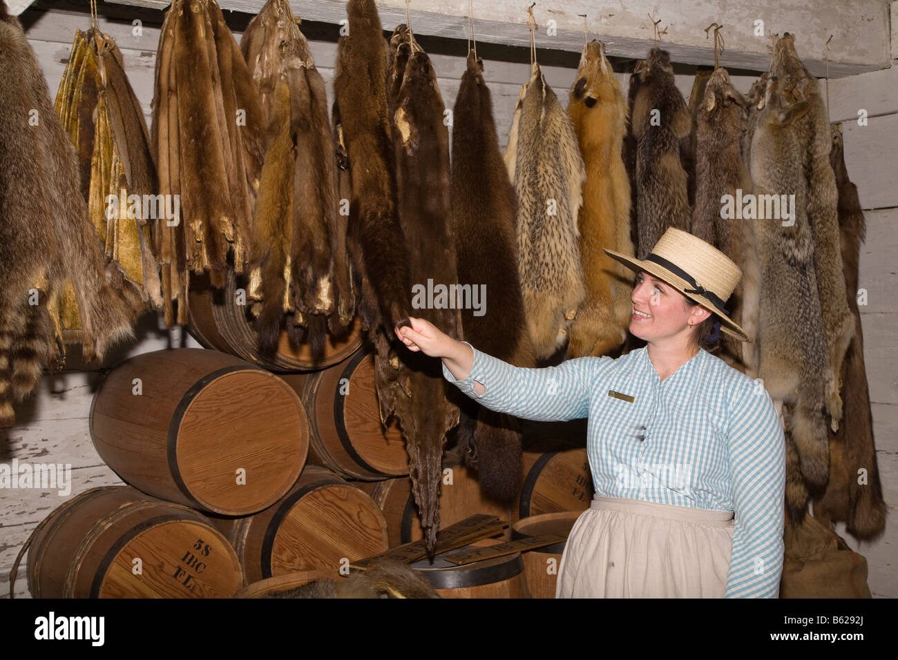 Frau Reiseleiter in historischen Kostümen mit Fuchs, Biber und andere Tierfelle in Hudson Bay Handelsposten Fort Langley Canada Stockfoto