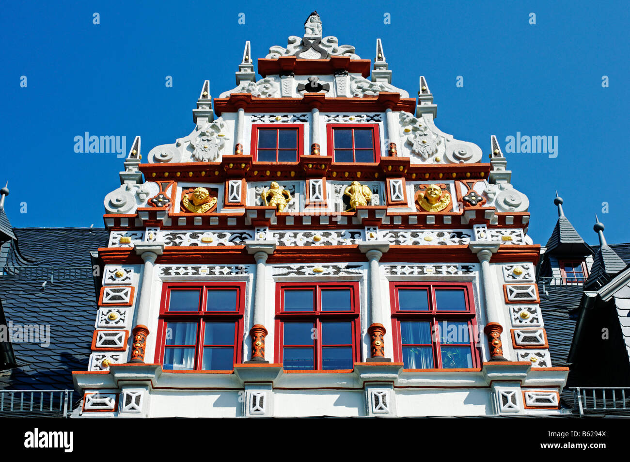 Ornamentale Gabel mit Gips Dekorationen, Saalfeld an der Saale River, Thüringen, Deutschland, Europa Stockfoto