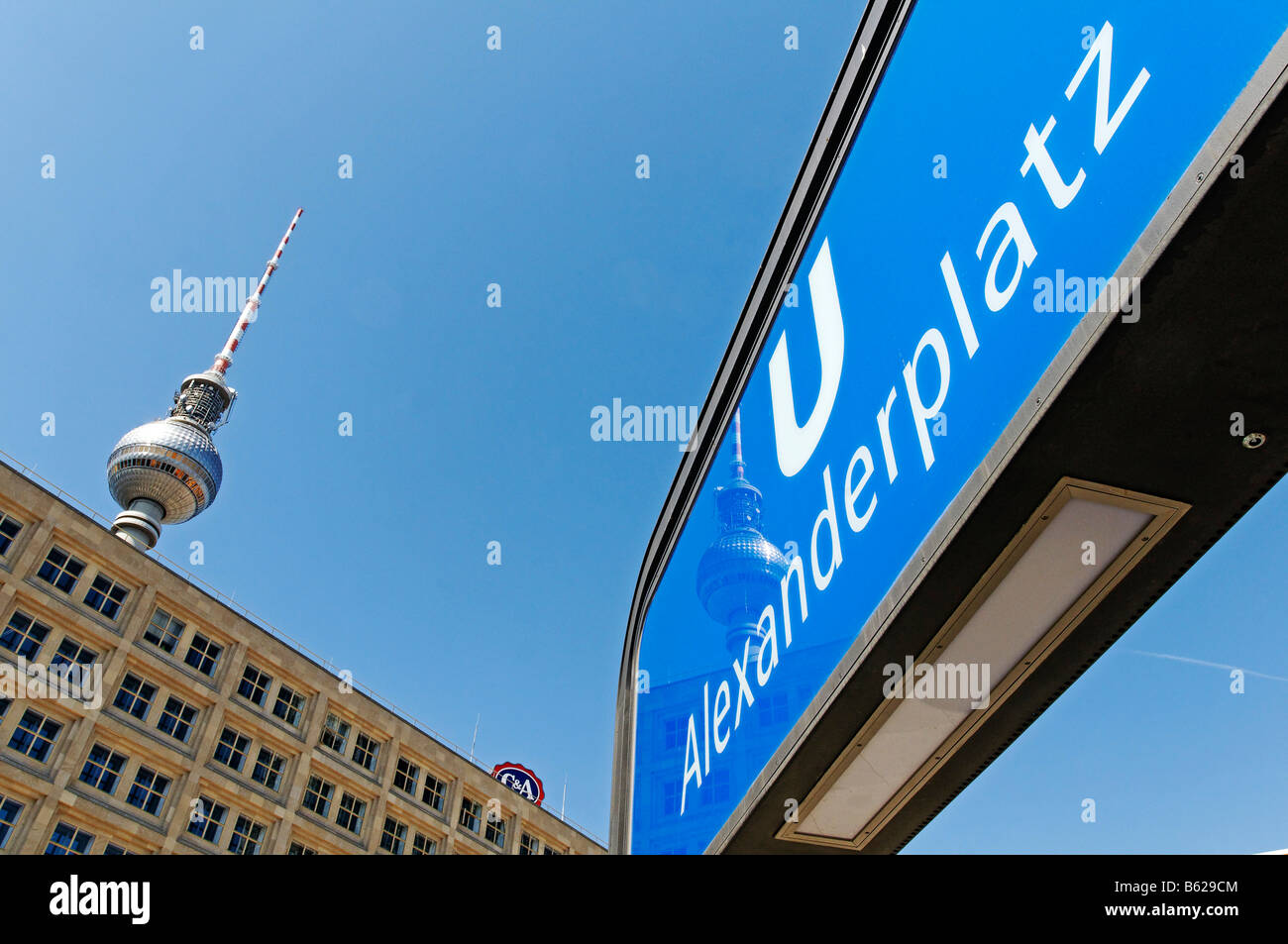 Zeichen für eine u-Bahnstation und dem Park Inn Hotel, Alexanderplatzes, Berlin-Mitte, Deutschland, Europa Stockfoto