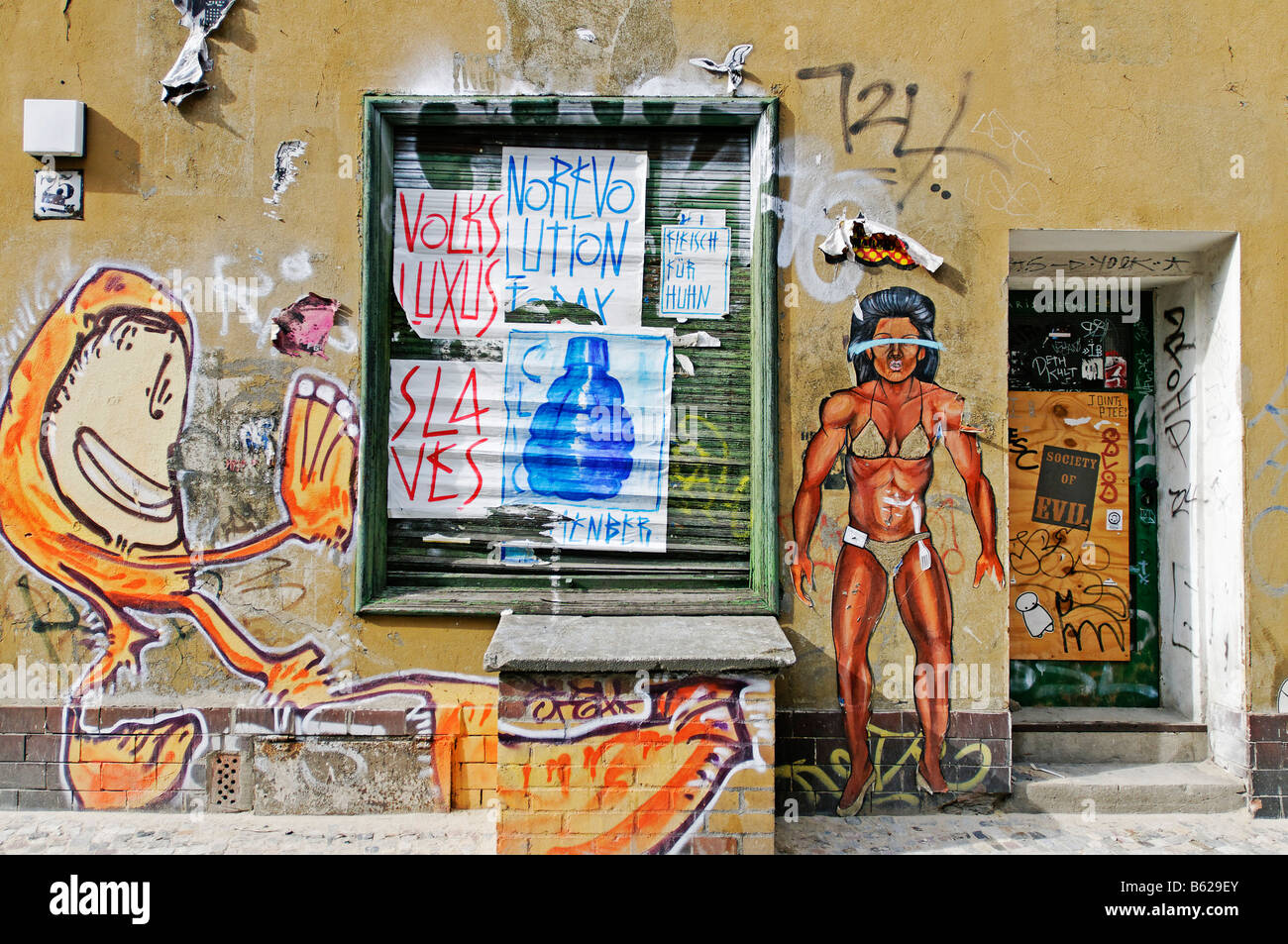 Fassade mit Graffiti, bedeckt Mitte Region, Berlin, Deutschland, Europa Stockfoto