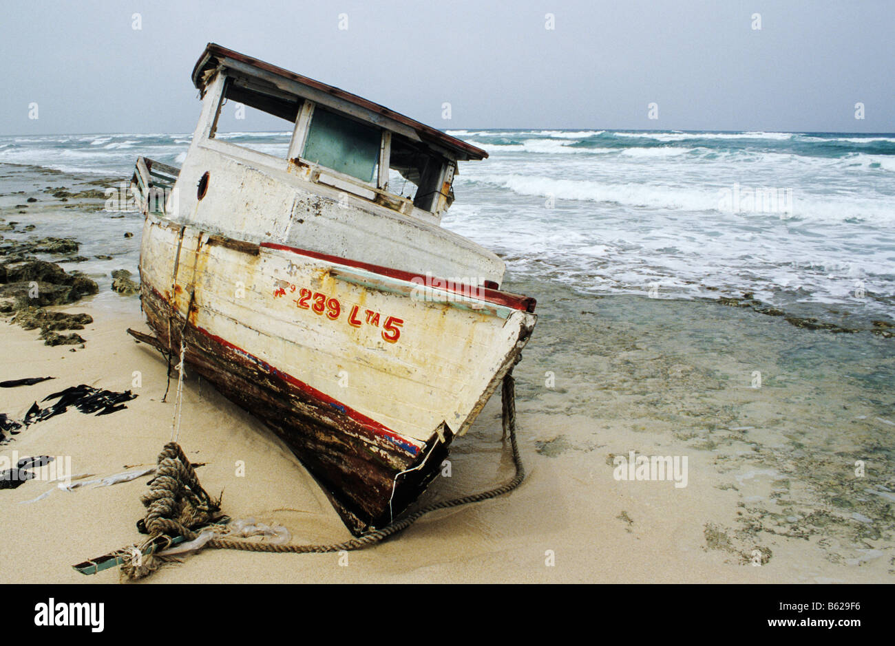 Altes Boot an den Strand, die Insel Cozumel, Mexiko, Nordamerika Stockfoto
