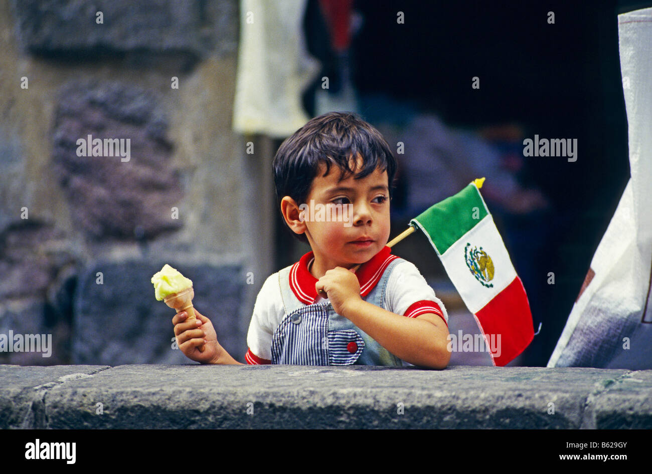 Junge hält ein Eis und eine mexikanische Flagge während der nationalen Feiertage in Mexiko-Stadt, Mexiko, Nordamerika Stockfoto