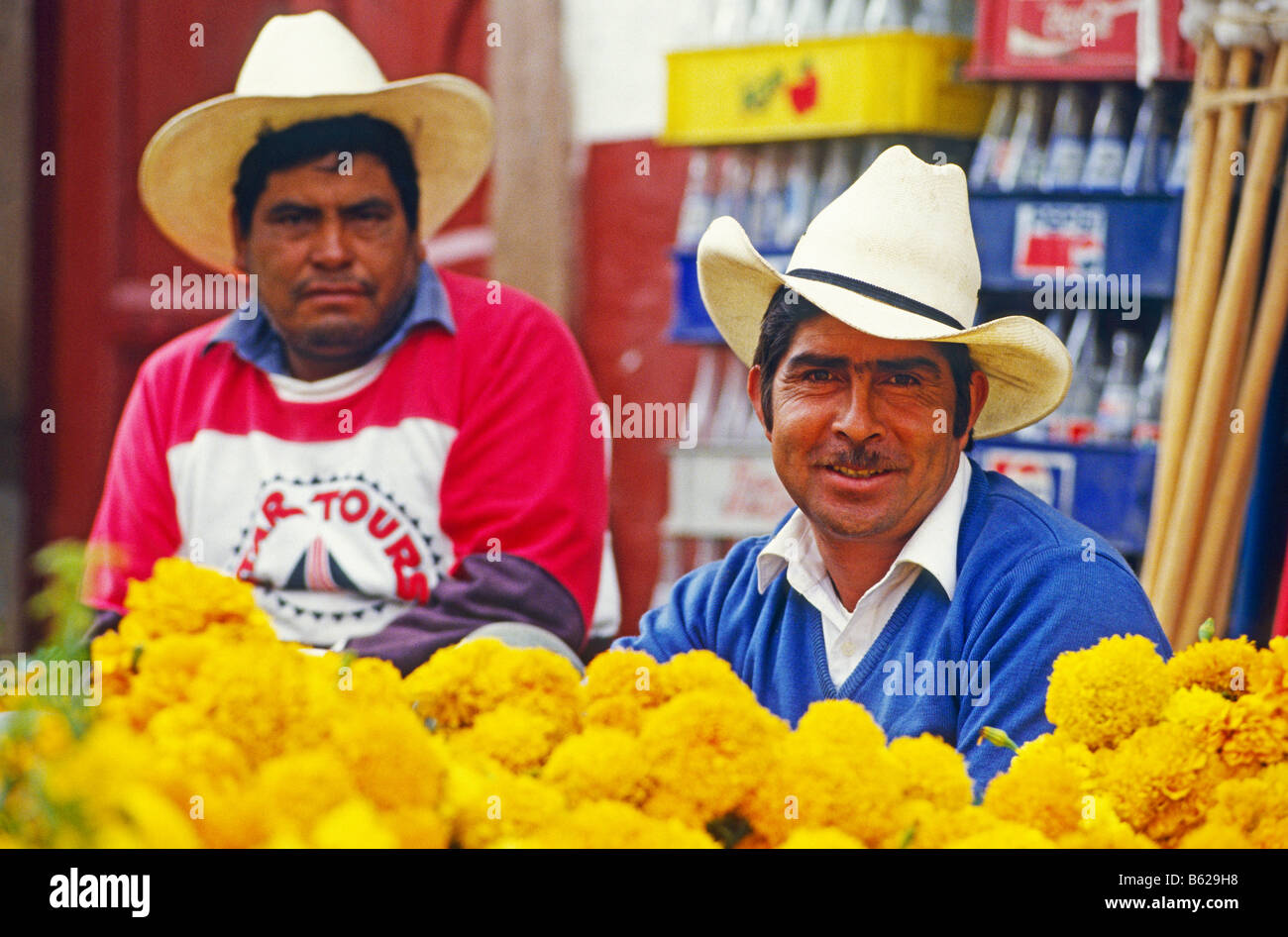 Zwei Standinhaber auf dem Blumenmarkt während des Tages der Toten Festival, statt auf Allerheiligen oder All Hallows in Patzcuaro Stockfoto