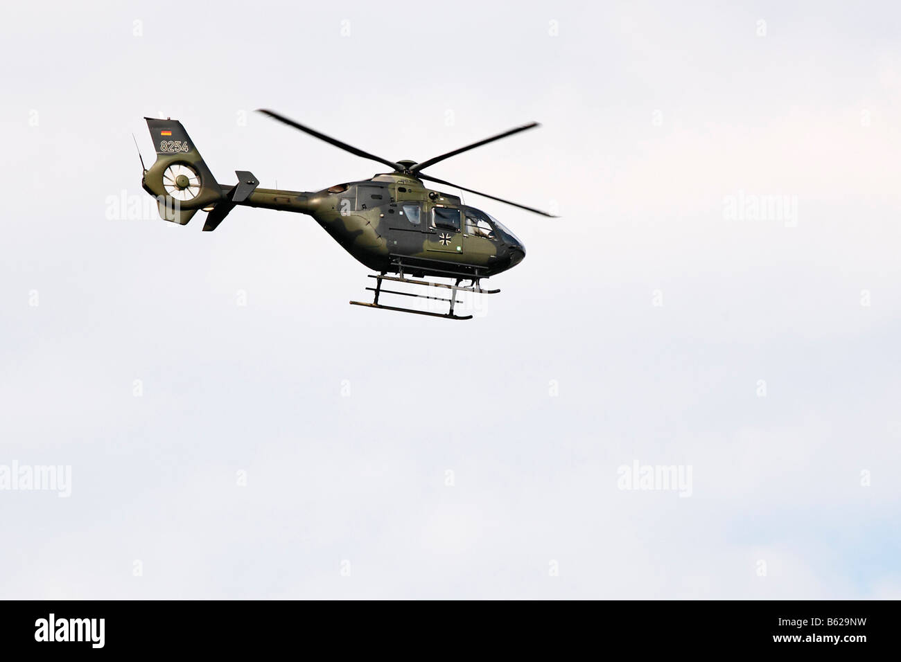 Militärische Hubschrauber, Eurocopter EC 135, Bundeswehr, Luftwaffe, während des Fluges, Airshow, ILA 2008, International Air Display, Berlin, Stockfoto