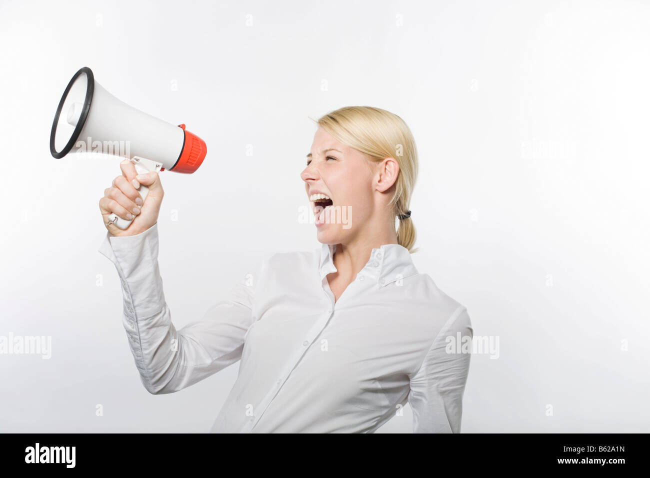 Junge blonde Frau in einem Megaphon schreien Stockfoto