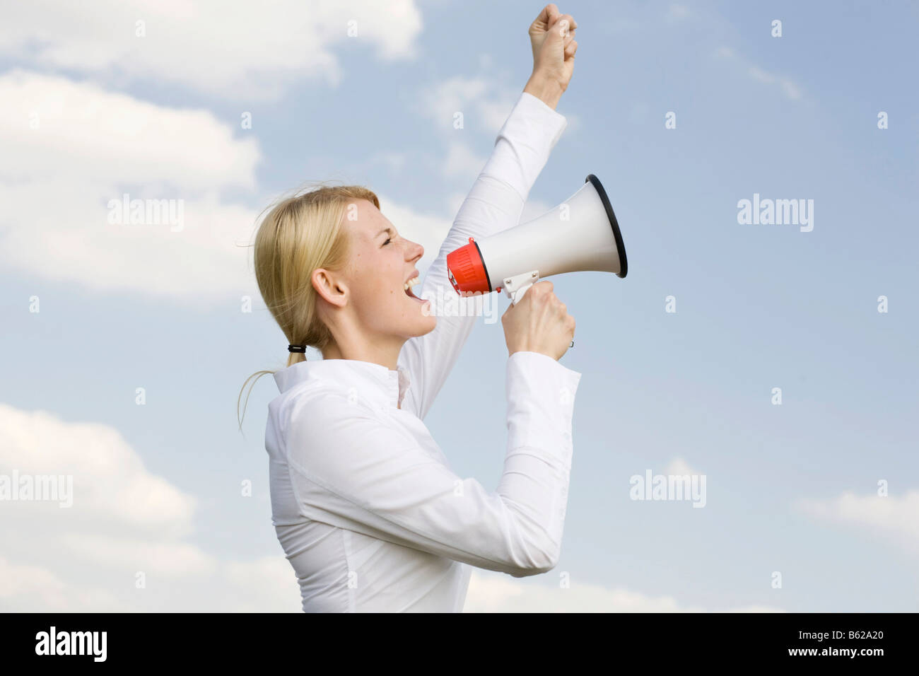 Junge blonde Frau in einem Megaphon schreien Stockfoto